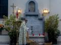 Un sacerdote durante la bendición del agua en la ermita de San Isidro, en la Pradera de San Isidro, a 4 de mayo de 2025