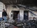 Palestinos inspeccionan la destrucción dentro del hospital Nasser en Khan Yunis, al sur de la Franja de Gaza