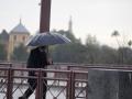 Una persona se protege de la lluvia con un paraguas