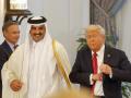 El emir de Qatar, el jeque Tamim bin Hamad al-Thani (izq.), y el presidente de Estados Unidos, Donald Trump, se marchan tras una ceremonia de firma en el Palacio Real de Doha,
