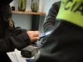 Agentes de los Mossos de Esquadra revisan los dispositivos de los tenidos por formar parte, presuntamente de una red de pederastas