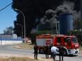 Columna de humo como consecuencia del incendio en una nave de productos químicos de Alcalá