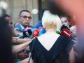 El abogado José Antonio Sires (i), y la mujer denunciante (d)atienden a los medios de comunicación
