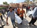 Dolientes portan un cuerpo durante la procesión fúnebre de las víctimas de un ataque israelí en Jan Yunis, al sur de la Franja de Gaza