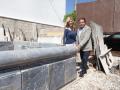 Lourdes Morales y Daniel García Ibarrola, junto a la fuente