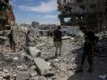 Personas inspeccionan los daños entre los escombros de un edificio alcanzado por un ataque israelí en Jabalia, en el norte de la franja de Gaza