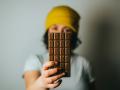 Una persona con una tableta de chocolate