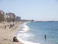 Bañistas y almerienses tomando el sol en la Playa del Zapillo de Almería
