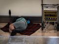 Una persona duerme en la T4 del Aeropuerto Adolfo Suárez-Madrid Barajas