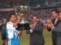 Fran González levanta el título de Liga que consiguió el Deportivo de la Coruña en el año 2000