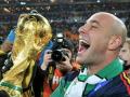 Pepe Reina levantando el trofeo de Campeón del Mundo con la selección española en 2010