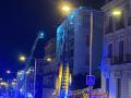 Los bomberos desmantelan la lona de Hazte Oír que llama «corrupto» a Pedro Sánchez frente al Congreso
