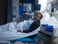 Oscar en la habitación del hospital antes de recibir el trasplante