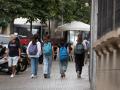 (Foto de ARCHIVO)
Varios niñas con mochilas a la salida del colegio Pia Balmes, en Barcelona, Catalunya (España)