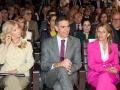 El presidente del Gobierno, Pedro Sánchez, junto con Yolanda Díaz y Cristina Garmendia rodeados de afines