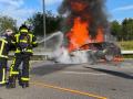Bomberos extinguiendo fuego