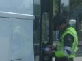 La Guardia Civil junto al autobús que conducía el investigado.