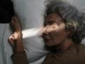 Una mujer mayor, durmiendo