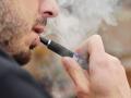 Un joven vapeando