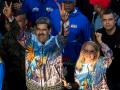 AME105. CARACAS (VENEZUELA), 22/05/2025.- El presidente de Venezuela, Nicolás Maduro (c), saluda a sus seguidores junto a su esposa, la diputada Cilia Flores, durante un acto de cierre de campaña este jueves, en Caracas (Venezuela). El chavismo decretó por adelantado, durante el cierre de la campaña electoral, su victoria en los comicios regionales y parlamentarios del próximo domingo, contra un sector minoritario de la oposición que se desligó de la mayor coalición antichavista y decidió participar para, según dice, defender el voto. EFE/ Miguel Gutiérrez