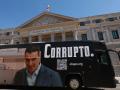 Hazte Oír presenta un bus para llamar «corrupto» a Sánchez, el mismo mensaje que exhibía la lona retirada
