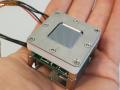 Módulo del propulsor junto a la electrónica de control con dos chips en el centro (solo uno es visible) fabricado en el IMB-CNM