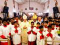 Monseñor Elizalde, con varios adolescentes católicos de Vijayapuram