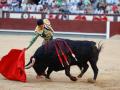 El diestro Alejandro Talavante da un pase a uno de los toros de Garcigrande