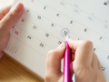 Una persona marcando un día en el calendario