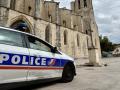 Un coche patrulla de la Gendarmería, apostado frente a la iglesia de Aviñón