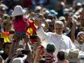 El Papa León XIV saluda a las miles de familias que acudieron a su Jubileo en la mañana de este domingo