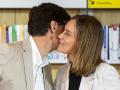 Salvador Illa saluda con un beso a la líder parlamentaria de los Comunes, Jéssica Albiach, el pasado agosto