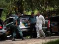 Agentes de la Guardia Civil en el lugar en el que se han encontrado los cuerpos