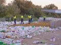 Operarios de Sadeco limpian la basura dejada por el botellón en el Balcón del Guadalquivir