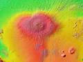 Mapa topográfico del Monte Alba y sus alrededores, capturado por el altímetro láser del Mars Orbiter. El volcán se presenta en tonos que van del rojo al naranja; la plataforma circundante presenta tonos que van del amarillo anaranjado al verde