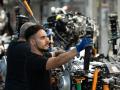Empleados trabajando en la fábrica de Seat en Martorell.