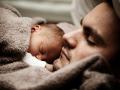 Un padre con su bebé recién nacido