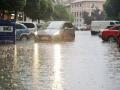 Un coche circula por una calle inundada, a 3 de junio de 2025, en Valladolid