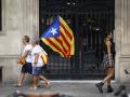 Imagen de dos mujeres con una estelada tomada durante una manifestación