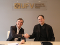 Daniel Sada, rector de la Universidad Francisco de Vitoria, y Nicolás Álvarez de las Asturias, rector de la Universidad Eclesiástica San Dámaso durante la firma de la nueva cátedra del Instituto Razón Abierta