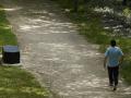 Bancos nuevos puestos en el paseo del río Sil a su paso por Ponferrada