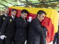 Compañeros portan el féretro del subinspector de Policía Antonio Ramos Pérez, fallecido ayer jueves a los 48 años en un accidente de tráfico en Torremolinos cuando volvía a casa de trabajar tras colisionar con tres fugitivos del robo a una farmacia en Málaga, mientras hacen el pasillo de honor acompañados de más de un centenar de agentes, en su mayoría mandos policiales, durante unos cinco minutos en los que se ha guardado un riguroso silencio para despedirlo, este viernes en la Comisaría de Málaga.EFE/ Daniel Pérez