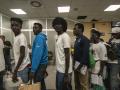Varios inmigrantes salen de un centro de Ceuta hacia la península