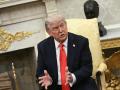 El presidente estadounidense Donald Trump habla durante una reunión con el canciller alemán Friedrich Merz en la Oficina Oval de la Casa Blanca en Washington, D.C.