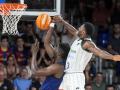 BARCELONA, 06/06/2025.- El alero de Unicaja Melvin Ejim (d) lucha con el senegalés Youssoupha Fall, del Barça, durante el segundo partido de cuartos de final de la Liga Endesa que Barça y Unicaja Málaga disputan este viernes en el Palau Blaugrana, en Barcelona. EFE/ Enric Fontcuberta.