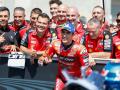 Marc Márquez celebra la pole conseguida en el GP de Aragón