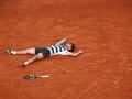 Carlos Alcaraz celebra sobre el suelo de la Chatrier su segundo Roland Garros