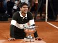Carlos Alcaraz posa con la mítica Copa de los Mosqueteros de Roland Garros