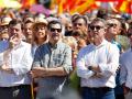 El presidente de la Junta de Andalucía, Juanma Moreno, a la derecha del líder del PP, Alberto Núñez Feijóo, en la manifestación