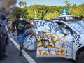 LOS ANGELES (United States), 08/06/2025.- A protester vandalizes a Waymo self driving car during immigration raid protests in Los Angeles, California, USA, 08 June 2025. US President Donald Trump has deployed 2,000 National Guard troops, despite not receiving a request from the state of California for any additional assistance, following large protests against ongoing immigration enforcement raids in the Los Angeles area over the last couple of days. (Protestas) EFE/EPA/ALLISON DINNER